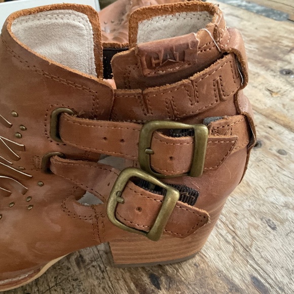 Catepillar CAT tan leather boots 8. - Picture 13 of 14